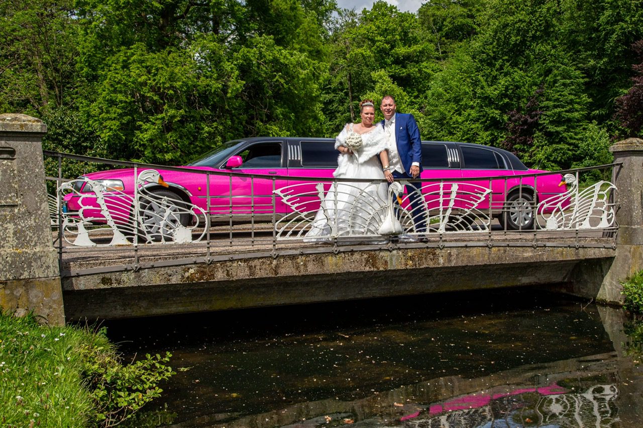 trouw koppel bij roze limo huren