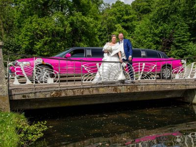 trouw koppel bij roze limo huren